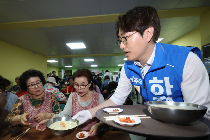 하정우 더불어민주당 부산 북구갑 국회의원 보궐선거 후보가 21일 부산 남산정사회복지관에서 콩국수 나눔 봉사를 하고 있다. 류영주 기자