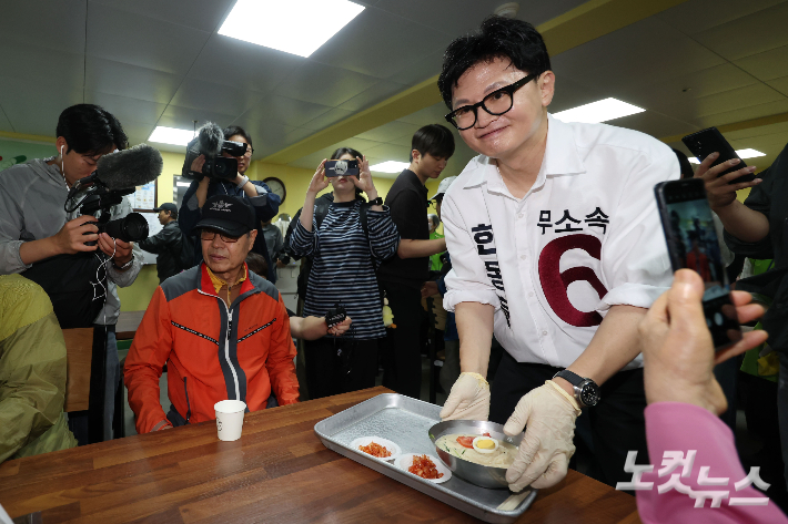 한동훈 무소속 부산 북구갑 국회의원 보궐선거 후보가 21일 부산 남산정사회복지관에서 콩국수 나눔 봉사를 하고 있다. 류영주 기자