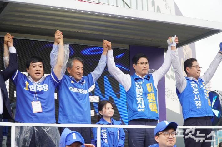 21일 전북도청사거리에서 열린 더불어민주당 전북도당 유세단 출정식에서 이성윤 국회의원·윤준병 전북도당위원장·이원택 전북도지사후보·조지훈 전주시장 후보가 지지를 호소했다. 심동훈 기자