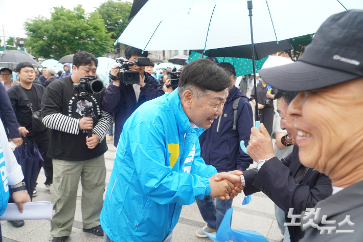 21일 전주 풍남문 광장에서 유세단 출정식을 연 김관영 무소속 전북도지사 후보가 시민들과 인사하고 있다. 심동훈 기자
