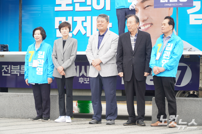 21일 김관영 무소속 전북도지사 후보 유세단 출정식엔 현정화 전 국가대표 탁구선수(왼쪽 두번째), 김성한 전 기아타이거즈 감독(오른쪽 세번째) 등이 참여했다. 심동훈 기자