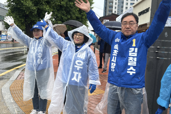 21일 공식 선거운동이 시작된 가운데 더불어민주당 김철수 속초시장 후보가 거리유세에 나선 모습. 김 후보 캠프 제공