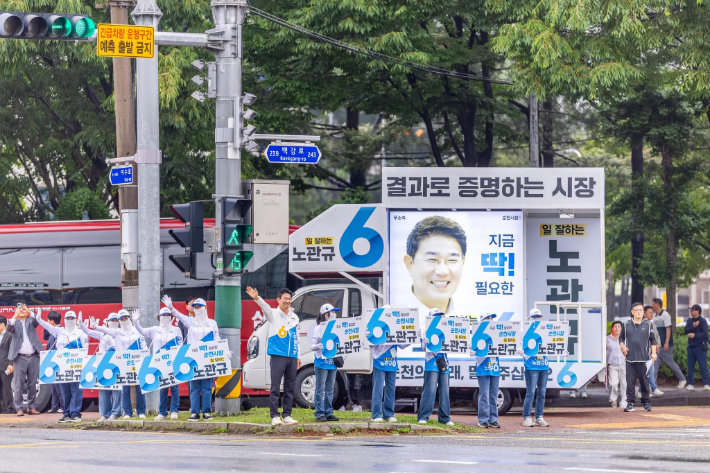 6·3 지방선거 공식 선거운동 첫날인 21일 오전, 노관규 순천시장 후보가 순천 에코그라드호텔 앞에서 출근길 시민들에게 인사하며 첫 유세를 펼치고 있다. 후보 제공 