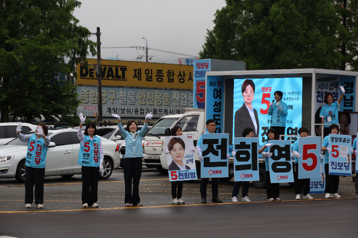 진보당 전희영 경남지사 후보 선거 운동. 전 후보 캠프 제공 