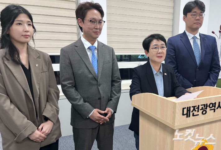 민주당 박정현 의원(왼쪽에서 세번째)과 법률지원단 총괄단장인 채경준 변호사(왼쪽에서 두번째) 등이 21일 대전시의회에서 기자회견을 열고 있다. 정세영 기자