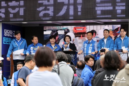 제9회 전국동시지방선거 및 국회의원 재·보궐선거의 공식 선거운동이 시작된 21일 더불어민주당 추미애 경기도지사 후보가 경기도 구리시 돌다리사거리 유세에서 지지를 호소하고 있다.