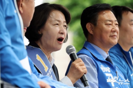 제9회 전국동시지방선거 및 국회의원 재·보궐선거의 공식 선거운동이 시작된 21일 더불어민주당 추미애 경기도지사 후보가 경기도 구리시 돌다리사거리 유세에서 지지를 호소하고 있다.