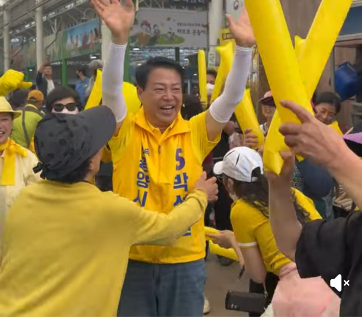 6·3 지방선거 공식 선거운동 첫날인 21일 오전, 박성현 고아양시장 후보가 광양읍 5일장에서 지지자들을 만나고 있다. 후보 제공 