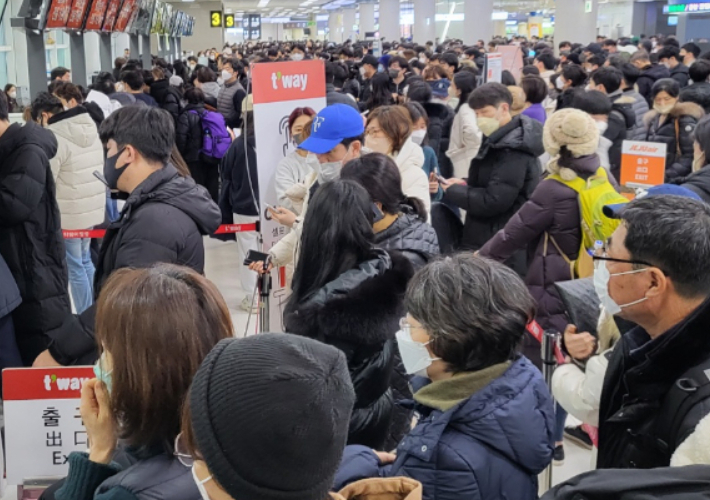 북적이는 제주공항. 자료사진
