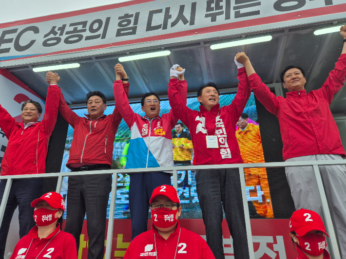 주낙영 국민의힘 경주시장 후보와 김석기 국회의원, 이동협 경주시의회 의장이 지방선거 승리를 위한 결의를 다지고 있다. 독자 제공