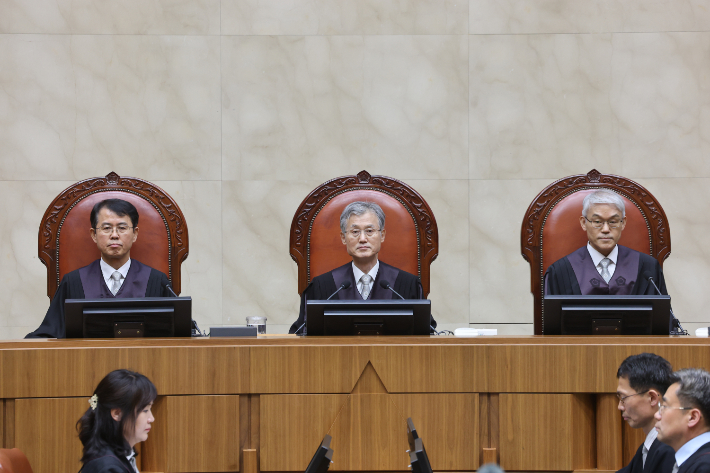 조희대 대법원장과 대법관들이 21일 서울 서초구 대법원에서 전국금속노동조합(금속노조) 현대중공업지부 사내하청지회가 HD현대중공업을 상대로 낸 단체교섭 청구 소송 상고심 선고 등을 위해 입장해 있다. 연합뉴스