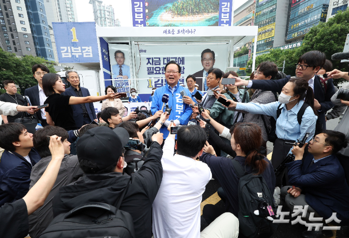 더불어민주당 김부겸 대구시장 후보가 6·3지방선거 공식선거운동 첫 날인 21일 대구 수성구 범어네거리에서 출근길 인사 후 취재진의 질문에 답하고 있다. 대구=황진환 기자