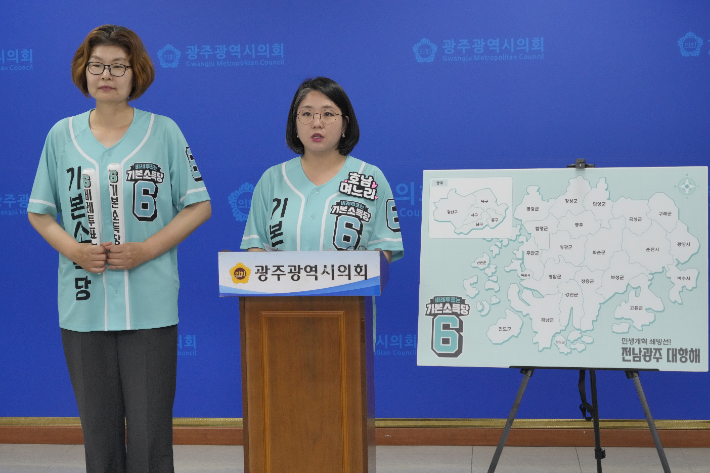 기본소득당 용혜인 대표는 21일 오후 광주광역시의회 브리핑룸에서 기자회견을 열고 "선거운동 기간 13일 동안 전남 22개 시군과 광주 5개 자치구를 단 한 곳도 빠짐없이 직접 돌겠다"고 밝혔다. 독자 제공