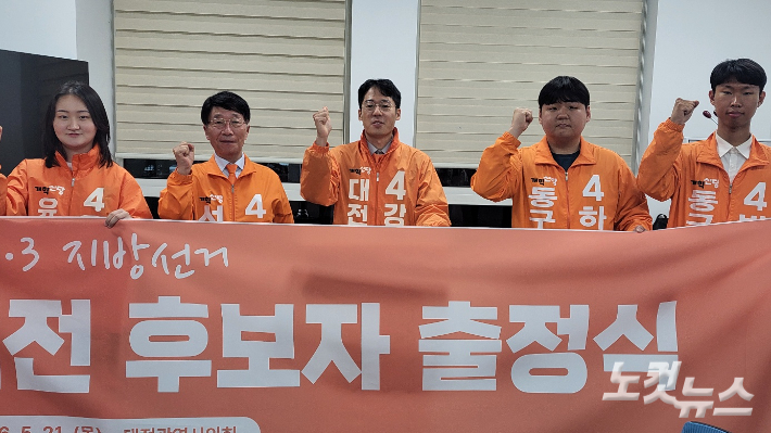개혁신당 강희린 대전시장 후보(가운데)와 구의원 후보들이 대전시의회 기자실에서 출정식을 하고 있다. 정세영 기자
