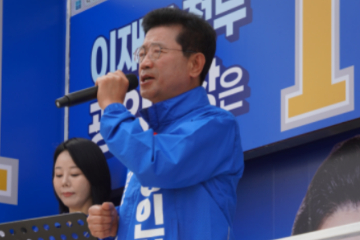 6·3 지방선거 공식 선거운동 첫날인 21일 오전, 정인화 광양시장 후보가 광양읍 5일장에서 유세를 펼치고 있다. 후보 제공 