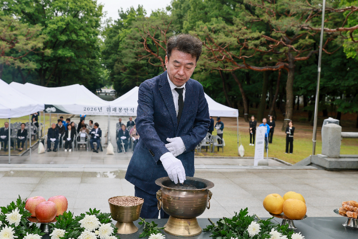최혁준 경주시장 권한대행이 21일 황성공원 충혼탑에서 열린 위패봉안식에서 분향하고 있다. 경주시 제공