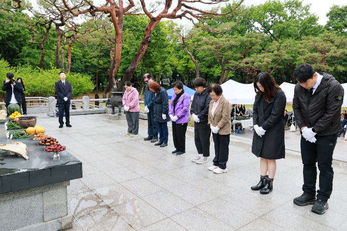 황성공원 충혼탑에서 열린 위패봉안식 참석자들이 호국영령에 대한 묵념을 하고 있다. 경주시 제공