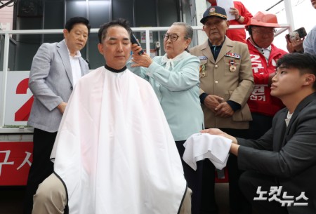 6.3지방선거와 국회의원 재보궐선거 공식 선거운동 첫 날인 21일 부산 북구 구포시장 앞에서 박민식 국민의힘 부산 북구갑 국회의원 보궐선거 후보가 삭발을 하고 있다.