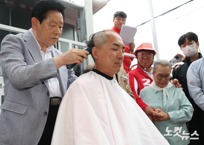 6.3지방선거와 국회의원 재보궐선거 공식 선거운동 첫 날인 21일 부산 북구 구포시장 앞에서 박민식 국민의힘 부산 북구갑 국회의원 보궐선거 후보가 삭발을 하고 있다.