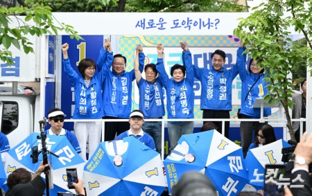 유세차량에 오른 김부경 대구시장 후보