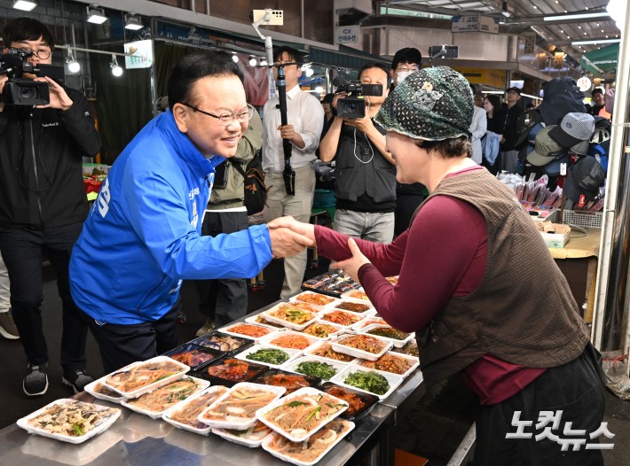 신매시장 상인들 만난 김부겸