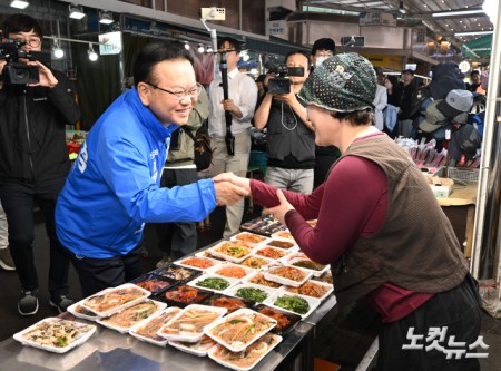 신매시장 상인들 만난 김부겸