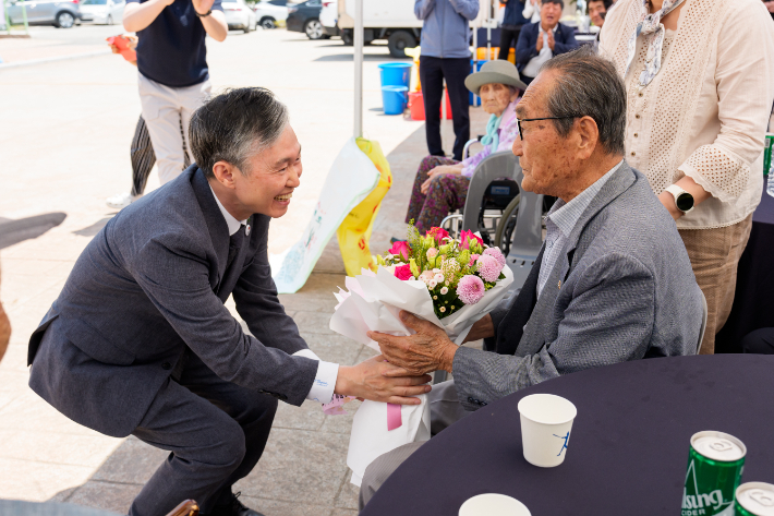 월성원자력본부 권원택 본부장이 장수 어르신에게 축하 인사를 전하고 있다. 월성본부 제공