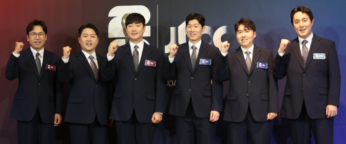 21일 서울 중구 앰배서더 서울 풀만에서 열린 JTBC '2026 FIFA 북중미 월드컵' 기자간담회에서  참석자들이 포즈를 취하고 있다. 왼쪽부터  이광용ㆍ정용검ㆍ배성재 캐스터, 박지성ㆍ 김환ㆍ이주헌 해설위원이 포즈를 취하고 있다. 연합뉴스