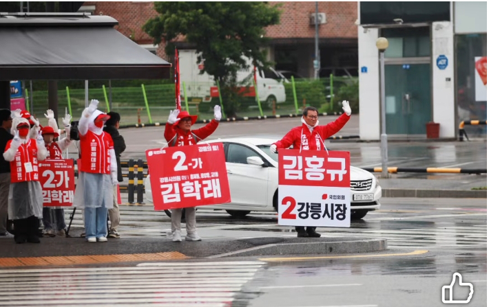 공식 선거운동 첫날인 21일 거리유세에 나선 김홍규 강릉시장 후보. 김후보 페이스북 캡처