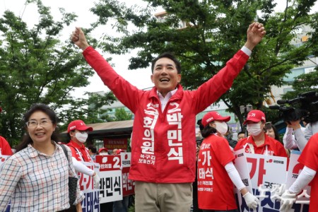 6.3지방선거와 국회의원 재보궐선거 공식 선거운동 첫 날인 21일 부산 북구 구포시장 앞에서 박민식 국민의힘 부산 북구갑 국회의원 보궐선거 후보가 출정식에 앞서 지지를 호소하고 있다.