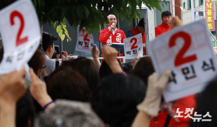 6.3지방선거와 국회의원 재보궐선거 공식 선거운동 첫 날인 21일 부산 북구 구포시장 앞에서 박민식 국민의힘 부산 북구갑 국회의원 보궐선거 후보가 출정식을 열고 지지를 호소하고 있다.