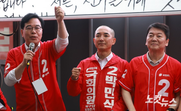 6.3지방선거와 국회의원 재보궐선거 공식 선거운동 첫 날인 21일 부산 북구 구포시장 앞에서 송언석 국민의힘 원내대표가 박민식 부산 북구갑 국회의원 보궐선거 후보 지원 유세를 하고 있다.
