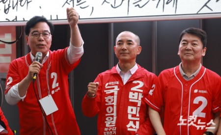 6.3지방선거와 국회의원 재보궐선거 공식 선거운동 첫 날인 21일 부산 북구 구포시장 앞에서 송언석 국민의힘 원내대표가 박민식 부산 북구갑 국회의원 보궐선거 후보 지원 유세를 하고 있다.