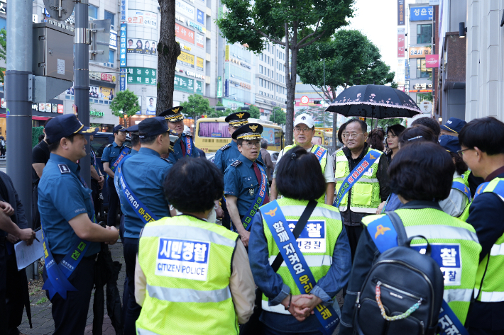 백동흠 대전경찰청장을 비롯해 둔산경찰서장, 범죄예방 담당 경찰관, 대전시 교육청, 학원관계자, 생활안전협의회, 모범운전자회 등 관계자 20여 명이 학생 안전 현장 점검을 실시했다. 대전경찰청 제공