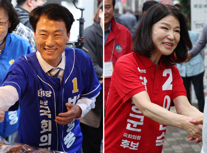 더불어민주당 박형룡 달성군 국회의원 보궐선거 후보(왼쪽)와 국민의힘 이진숙 달성군 국회의원 보궐선거 후보가 21일 대구 달성군 화원시장을 찾아 시민들에게 인사하고 있다. 연합뉴스