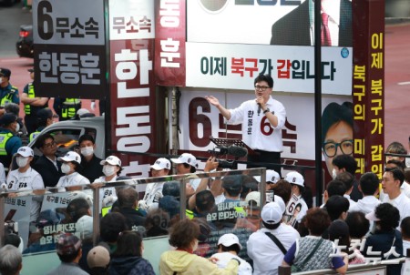 6.3지방선거와 국회의원 재보궐선거 공식 선거운동 첫 날인 21일 부산 북구 구포시장 앞에서 한동훈 무소속 부산 북구갑 국회의원 보궐선거 후보가 출정식을 열고 지지를 호소하고 있다.