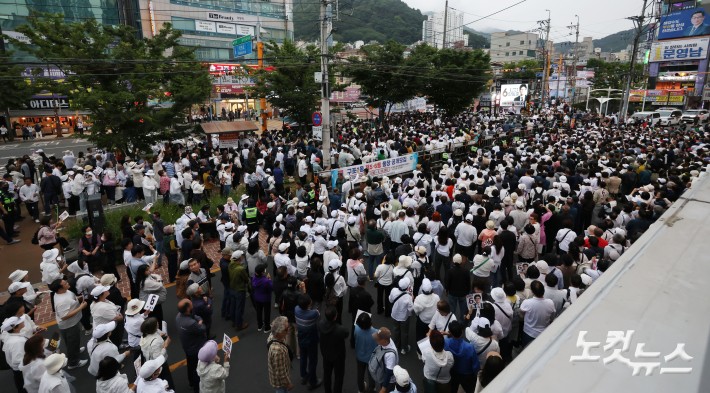 6.3지방선거와 국회의원 재보궐선거 공식 선거운동 첫 날인 21일 부산 북구 구포시장 앞에서 한동훈 무소속 부산 북구갑 국회의원 보궐선거 후보가 출정식을 열고 지지를 호소하고 있다.