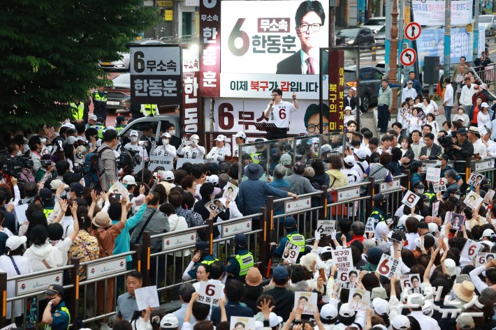 6.3지방선거와 국회의원 재보궐선거 공식 선거운동 첫 날인 21일 부산 북구 구포시장 앞에서 한동훈 무소속 부산 북구갑 국회의원 보궐선거 후보가 출정식을 열고 지지를 호소하고 있다.