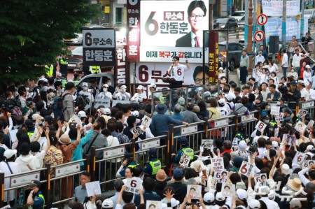 6.3지방선거와 국회의원 재보궐선거 공식 선거운동 첫 날인 21일 부산 북구 구포시장 앞에서 한동훈 무소속 부산 북구갑 국회의원 보궐선거 후보가 출정식을 열고 지지를 호소하고 있다.