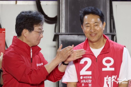 연단으로 향하는 오세훈 후보