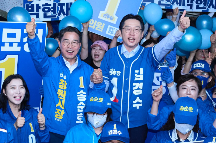 김경수 경남지사 후보(오른쪽)와 송순호 창원시장 후보. 김 후보 캠프 제공 