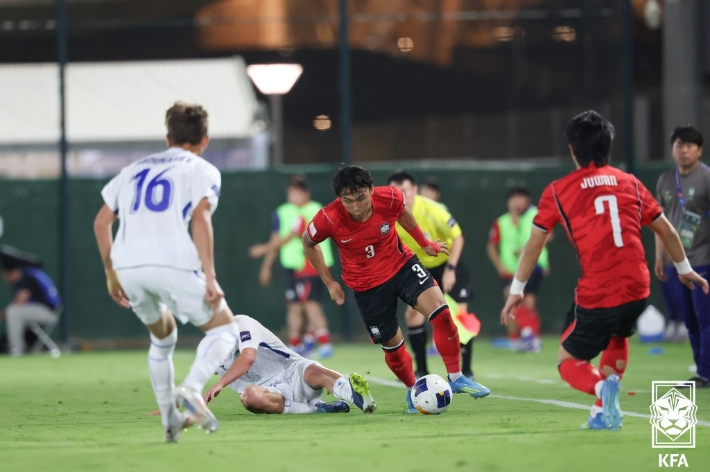 2026 아시아축구연맹(AFC) U-17 아시안컵 8강전. 최재혁(가운데)이 우즈베키스탄과의 경기에서 드리블하고 있다. 대한축구협회 제공
