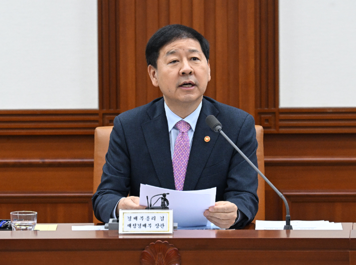 구윤철 부총리 겸 재정경제부 장관이 22일 서울 종로구 정부서울청사에서 열린 '비상경제본부회의 겸 경제관계장관회의 겸 국가창업시대 전략회의 및 부동산관계장관회의'를 주재, 모두발언을 하고 있다. 재정경제부 제공