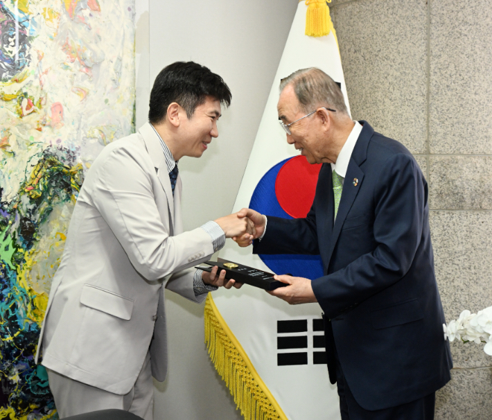 대한체육회 유승민 회장(사진 왼쪽)이 반기문 전 UN 사무총장에게 명예고문 위촉패를 전달하고 있다. 대한체육회 제공