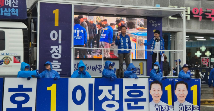 공식 선거운동 첫날인 지난 21일 본격적인 거리유세에 나선 더불어민주당 이정훈 삼척시장 후보. 이 후보 페이스북 캡처