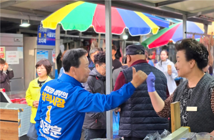 지역 상인과 인사를 나누고 있는 더불어민주당 이정훈 삼척시장 후보. 이 후보 페이스북 캡처
