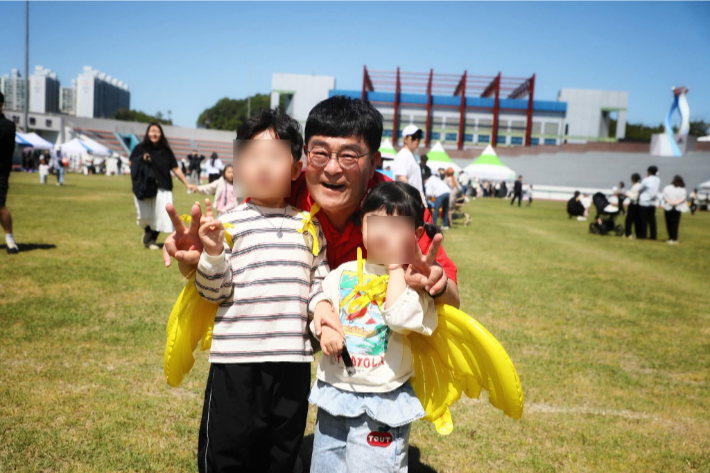 어린이들과 사진을 찍고 있는 국민의힘 박상수 삼척시장 후보. 박 후보 페이스북 캡처