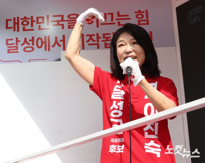 머리 위로 하트 만든 이진숙