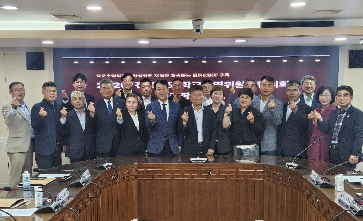제2기 전남 학교운영위원장협의회. 앞 줄 왼쪽 여섯 번째가 허유인 신임 회장. 전남교육청 제공