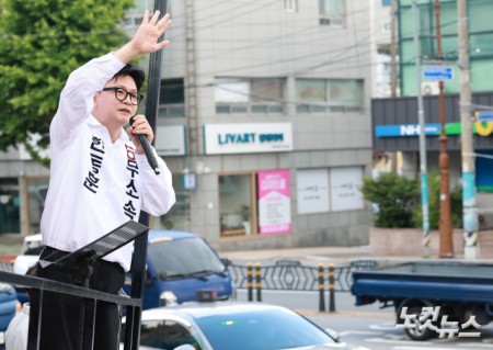 한동훈 부산 북구갑 국회의원 보궐선거 무소속 후보가 22일 오전 부산 북구 구남교차로에서 출근길 시민들에게 인사하며 지지를 호소하고 있다.